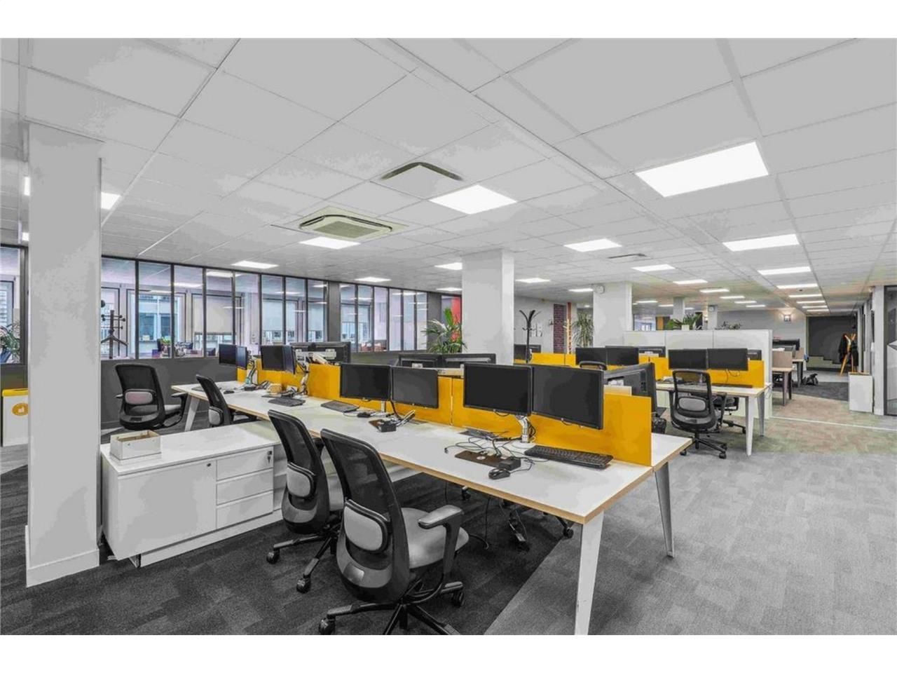 Savills vous propose des locaux entièrement aména