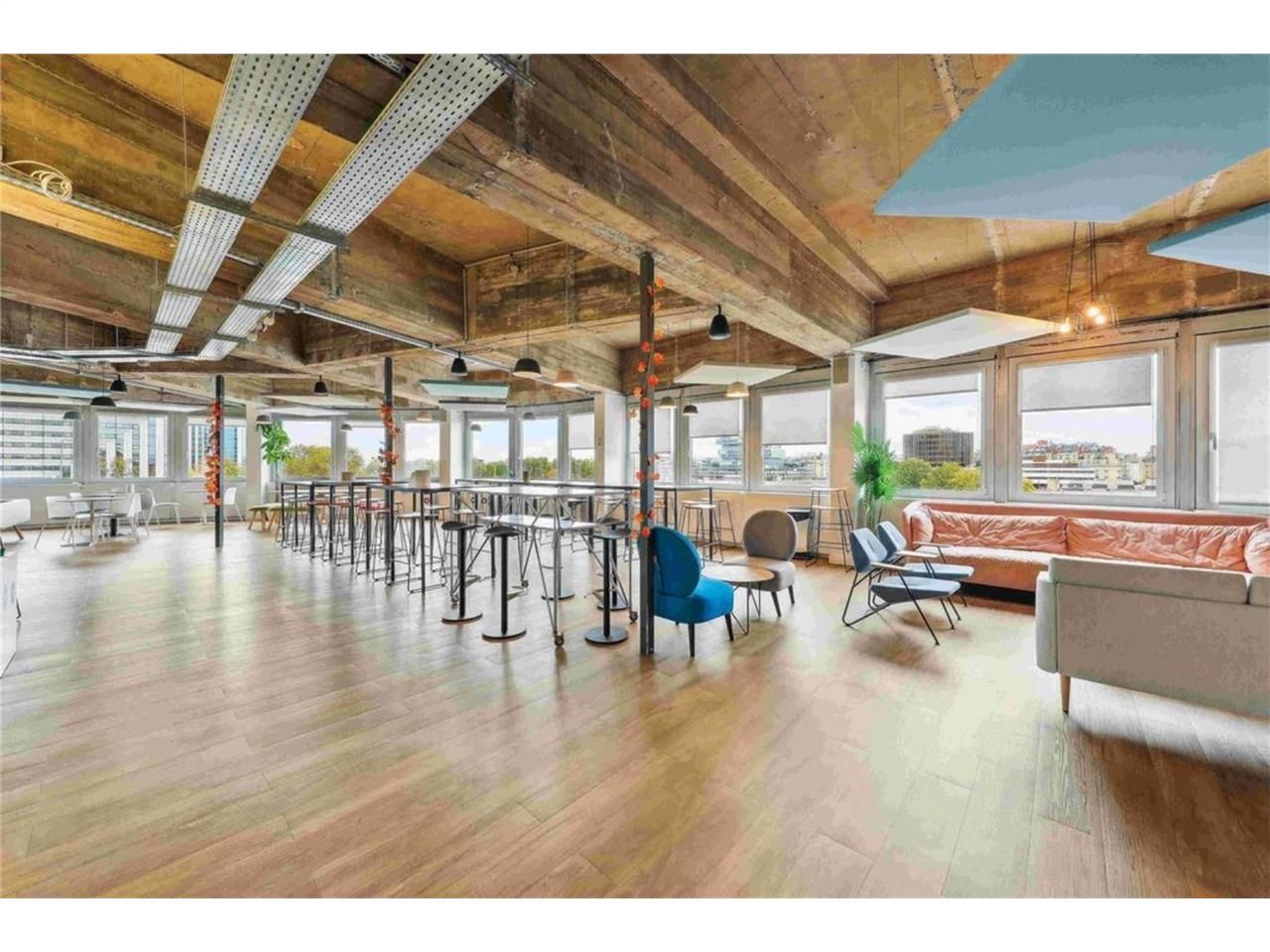 Savills vous propose des locaux entièrement aména