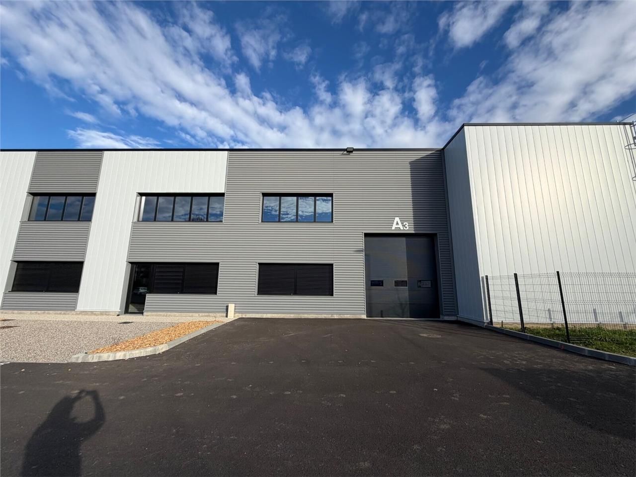 Savills vous propose un parc d'activité neuf  à v