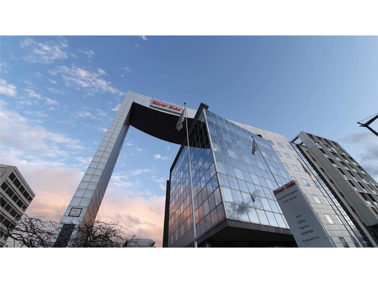 Savills vous propose à la vente deux surfaces de 