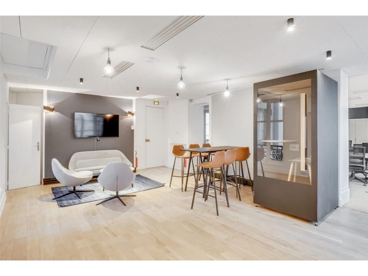 Ce petit immeuble moderne avec une façade en verr