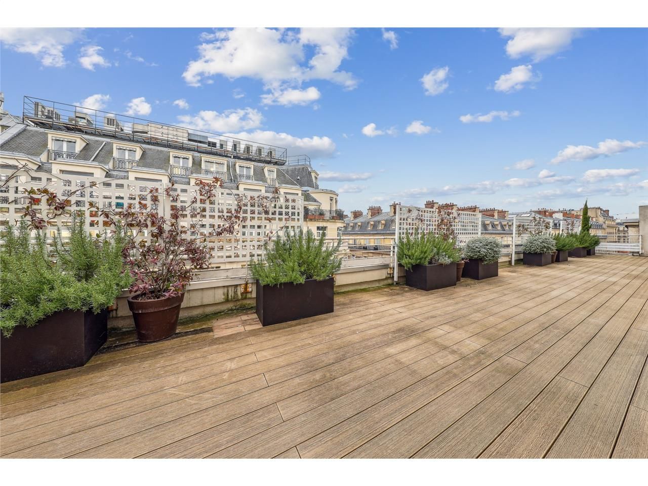 Savills vous propose à la location 3625 m²  de bu