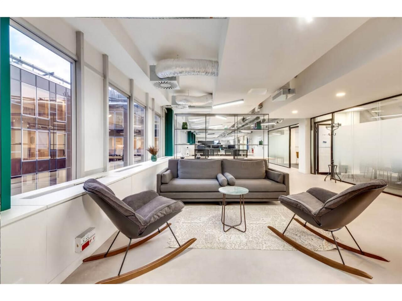 Cet espace de travail est situé à Châtelet, un qu