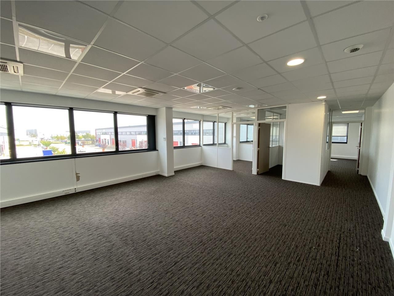 SAVILLS vous propose à la location deux lots de b