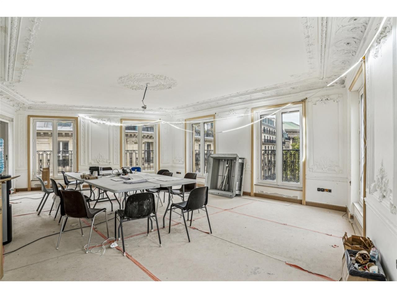 Savills vous propose à la location 821 m² de bure