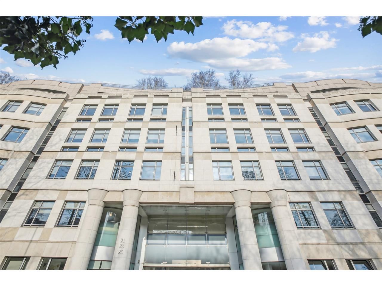 Savills vous propose à la location une surface de