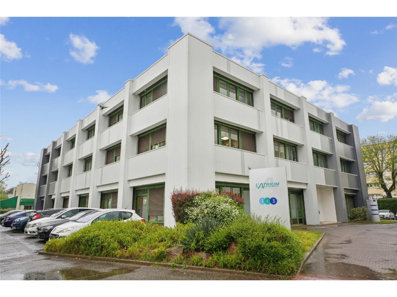 SAVILLS vous propose à l'acquisition une surface 