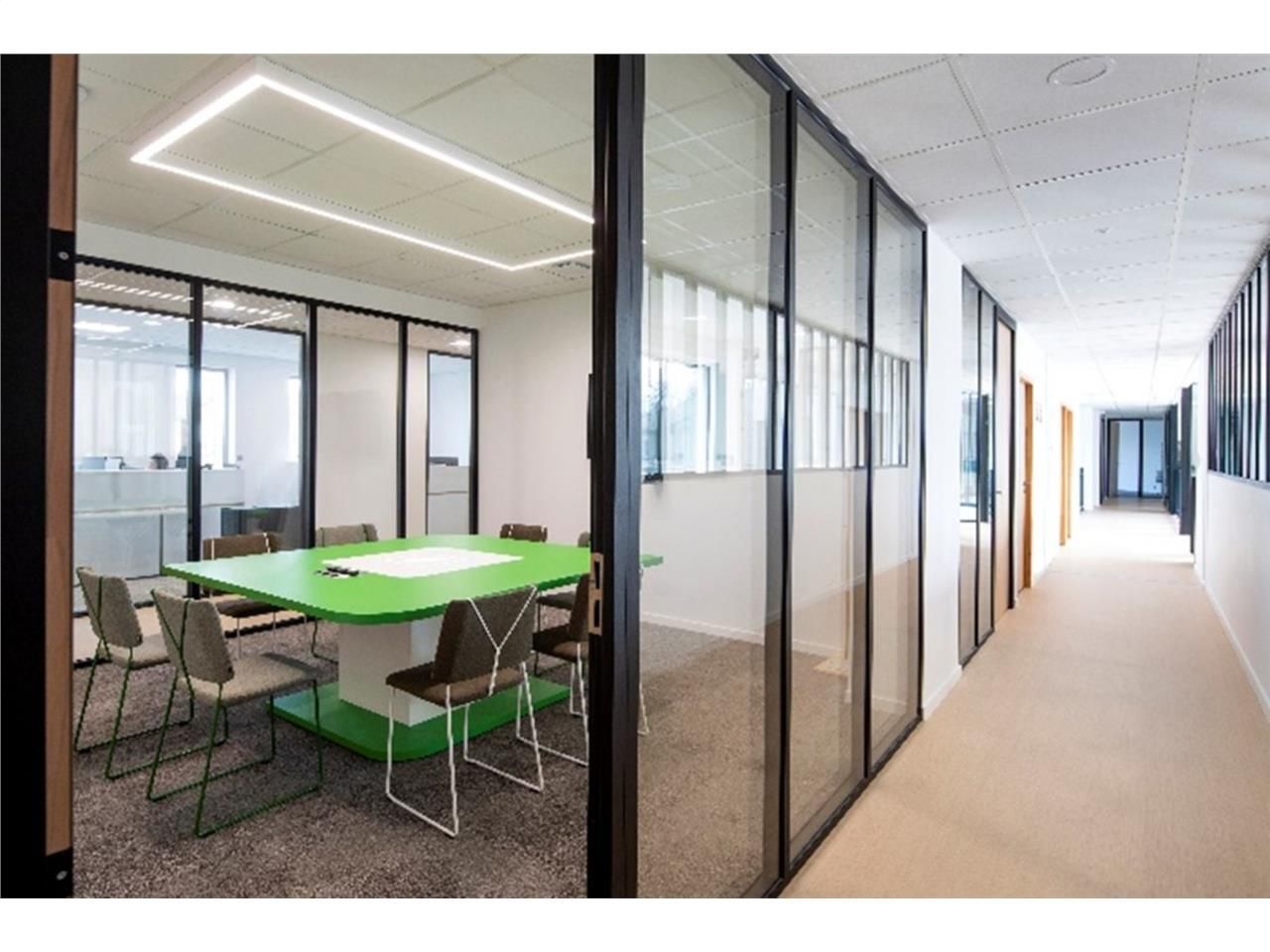 Savills vous propose à la location 500 m² de bure