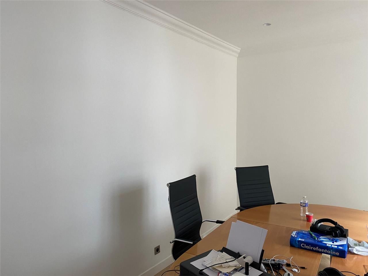 Savills vous propose 80 m² de bureaux à louer à P