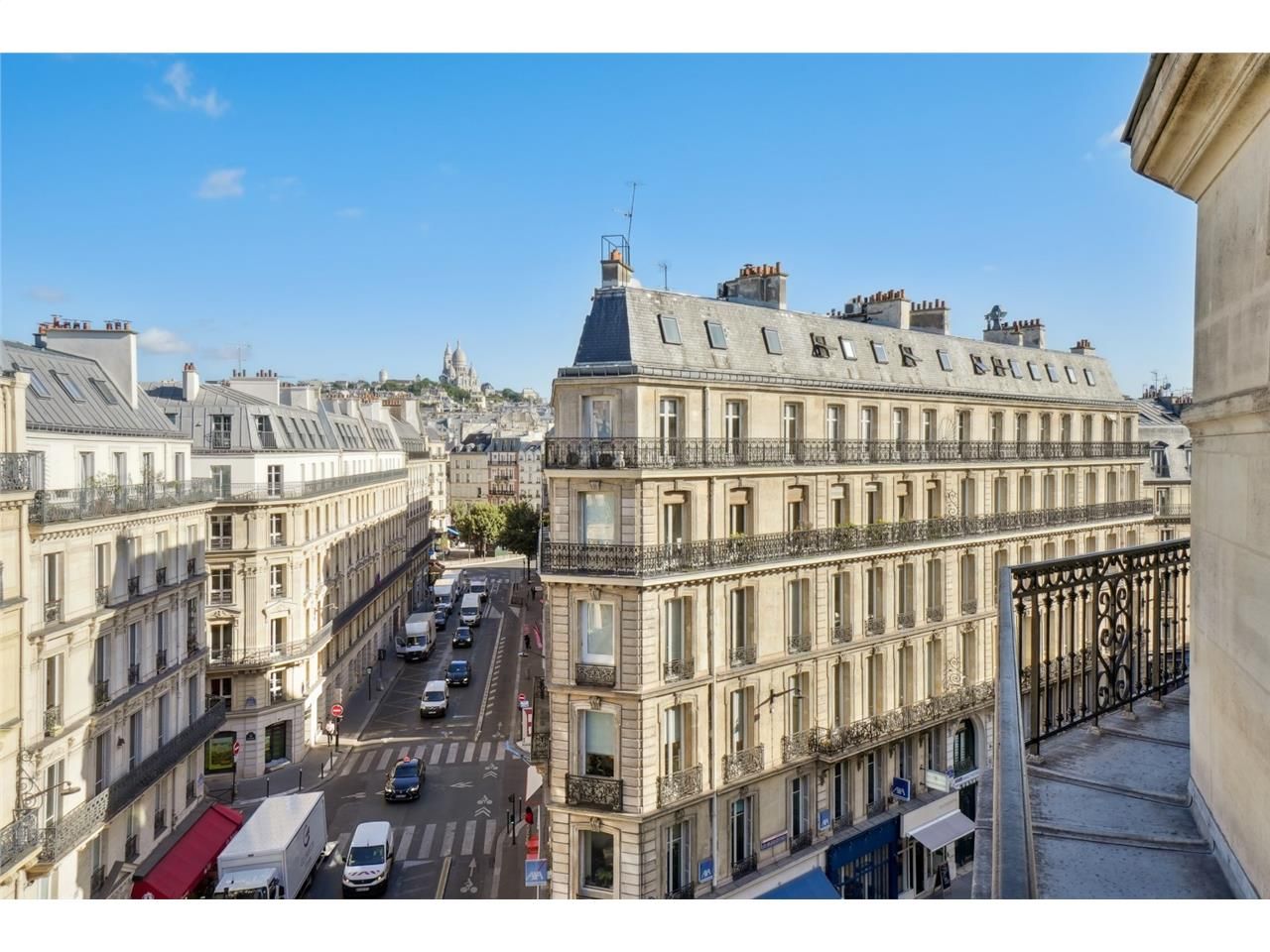 Savills vous propose à la location 1214 m² de bur