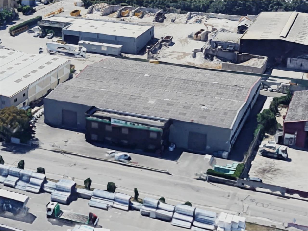 "Locaux d'activité à louer à Vaulx en Velin, 2 74