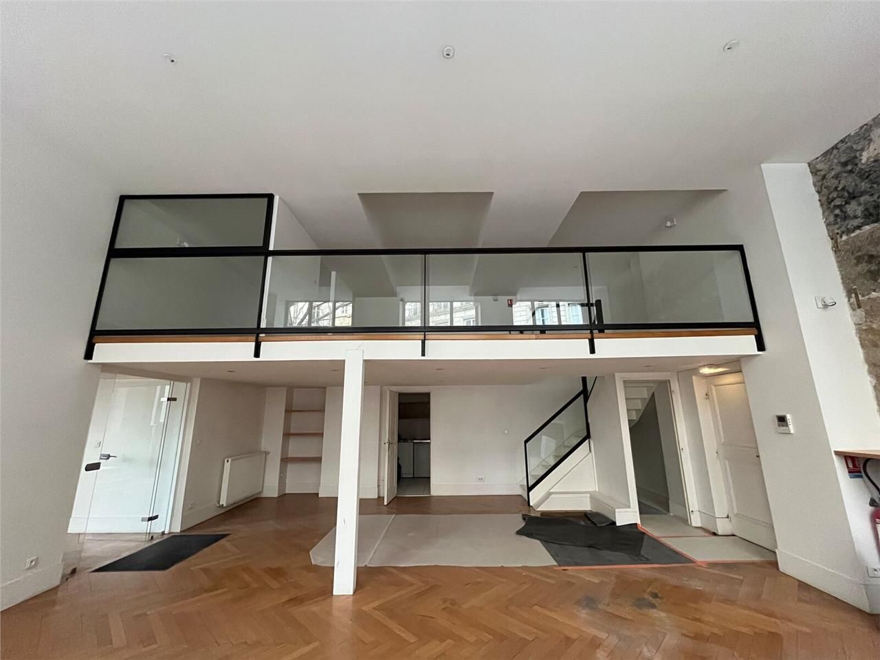 Savills vous propose deux surfaces de bureaux aty