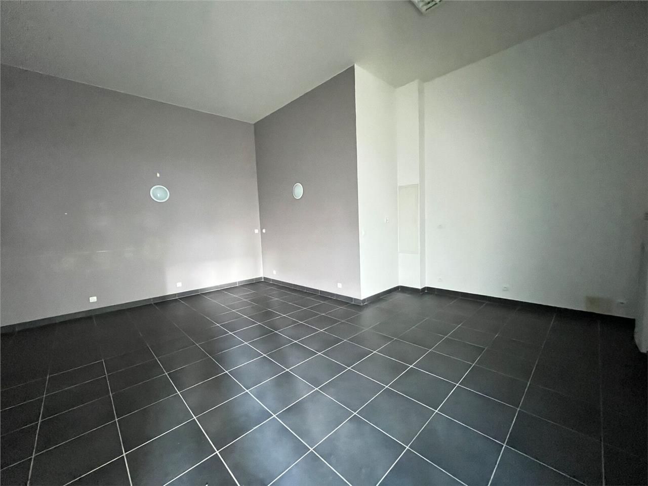 Savills vous propose à la location 51 m² de burea