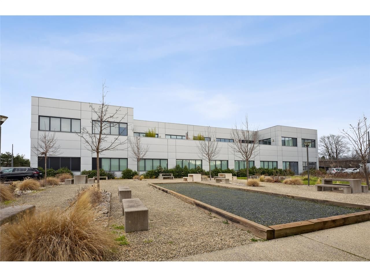 Au sein d'un parc d'activités sécurisé à Lyon 7e,