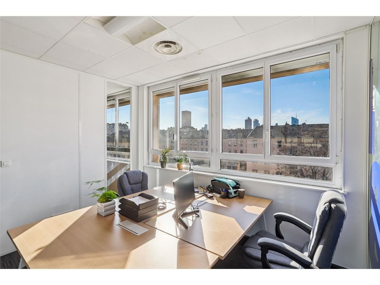 Savills vous propose à la vente 179 m² de bureaux