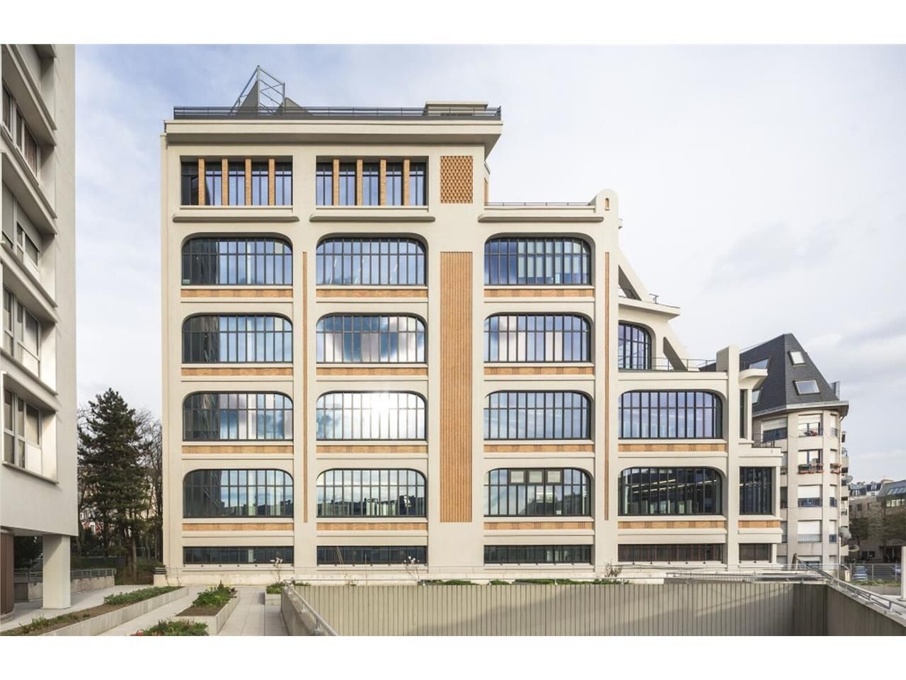 SAVILLS vous propose à la location ou à la vente 