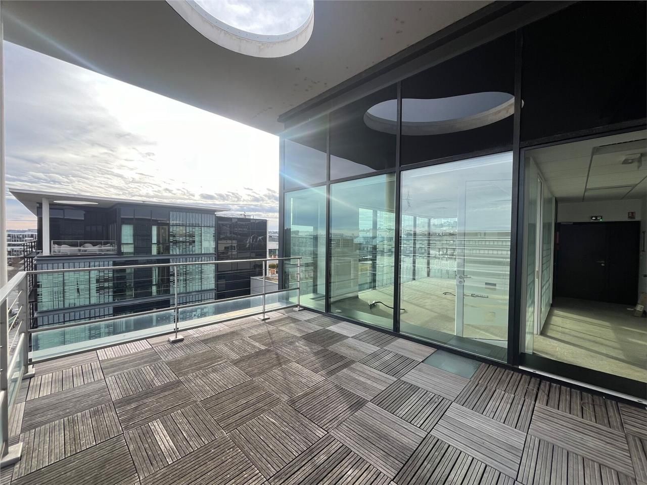 SAVILLS vous propose à la location 300 m² 400 m² 