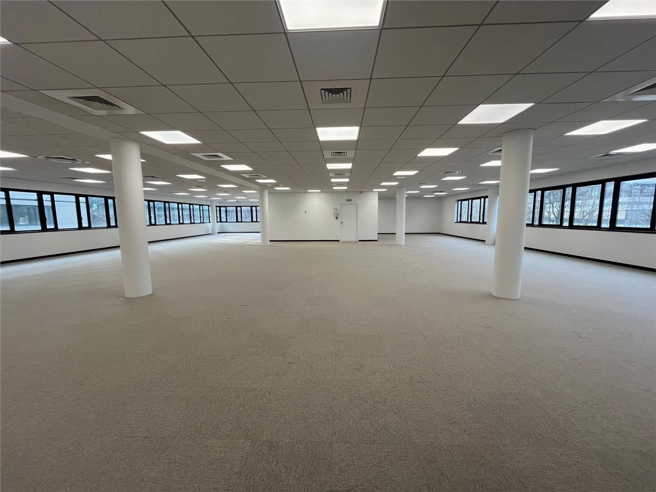 SAVILLS vous propose à la location 300 m² 400 m² 