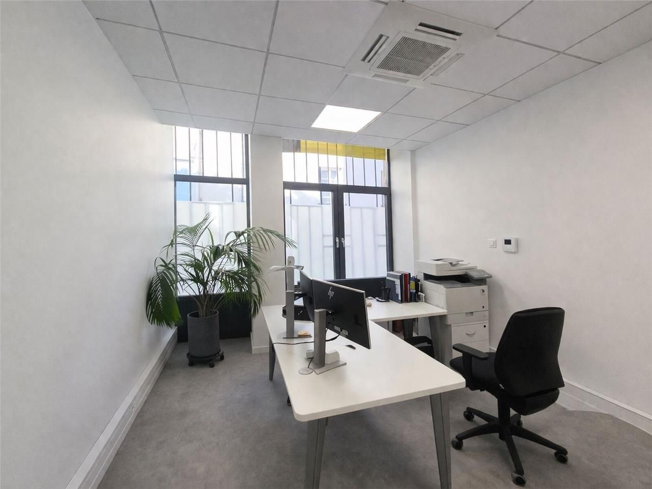 Savills vous propose à la location 235 m² de bure