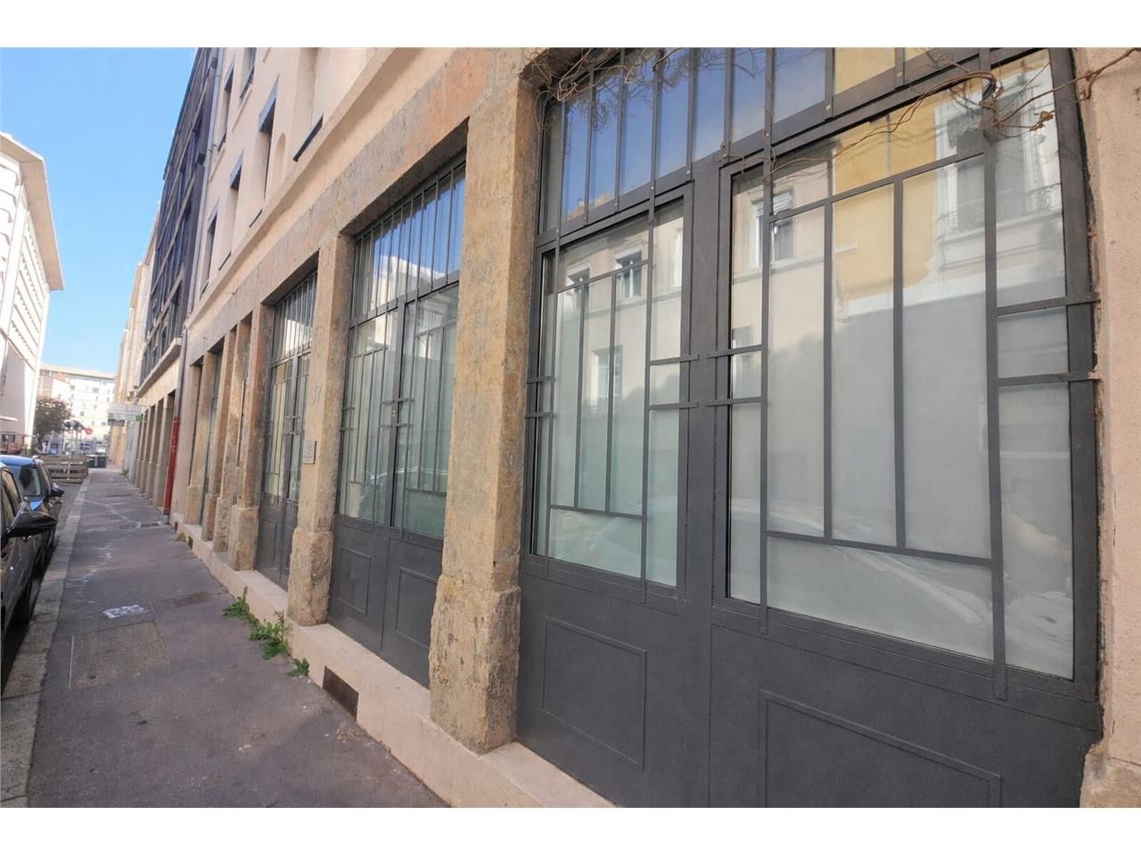 Savills vous propose à la location 235 m² de bure