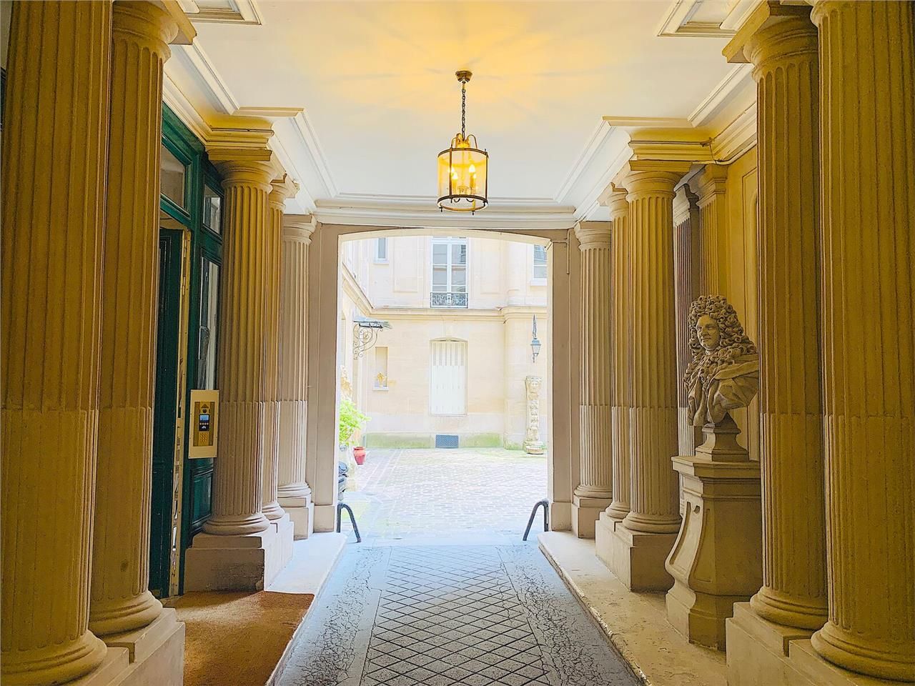 SAVILLS vous propose à la location des bureaux ré