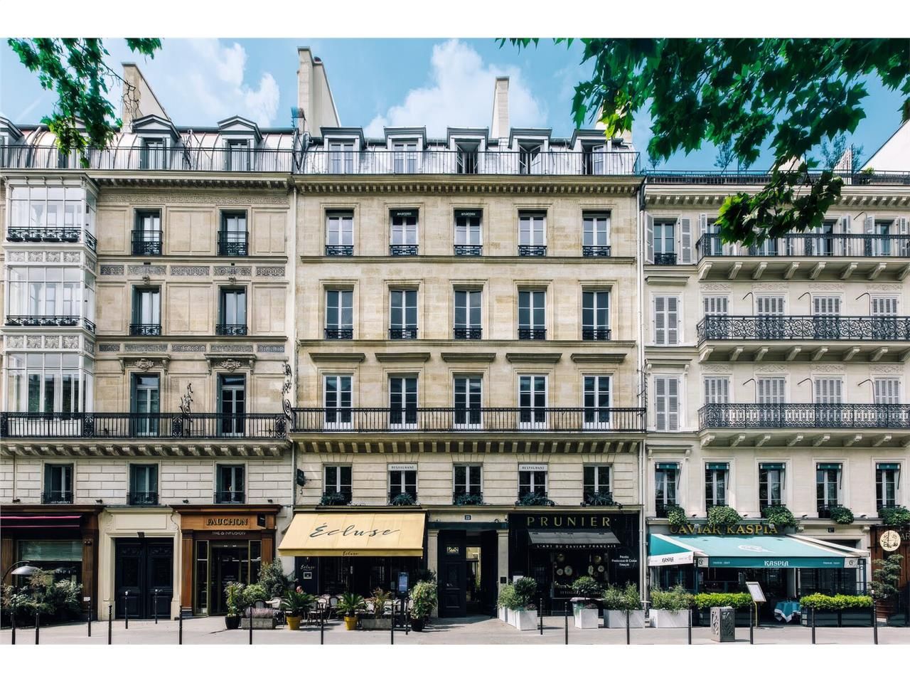Savills vous propose à la location un immeuble de