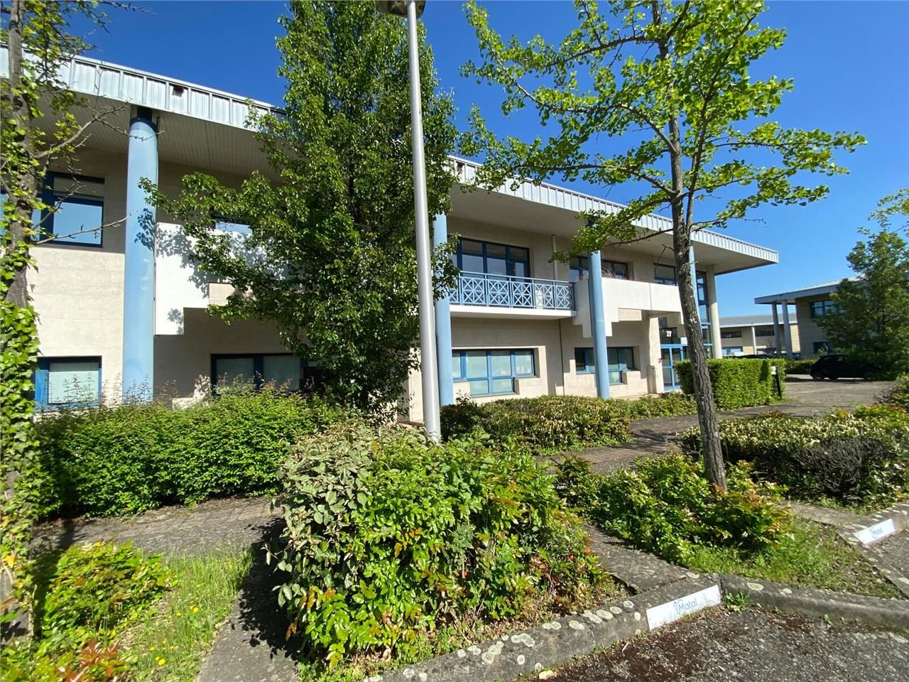 Savills vous propose à la location 284 m² de bure