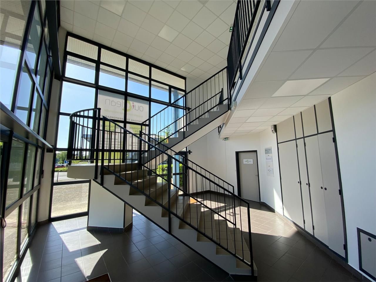 Savills vous propose à la location 284 m² de bure