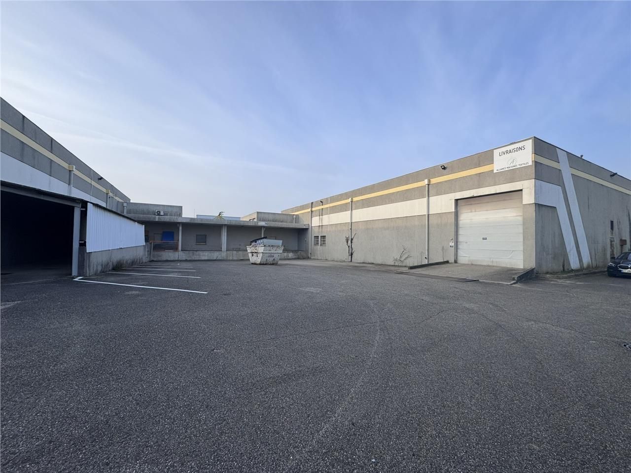Savills vous propose, sur un axe passant à Miribe