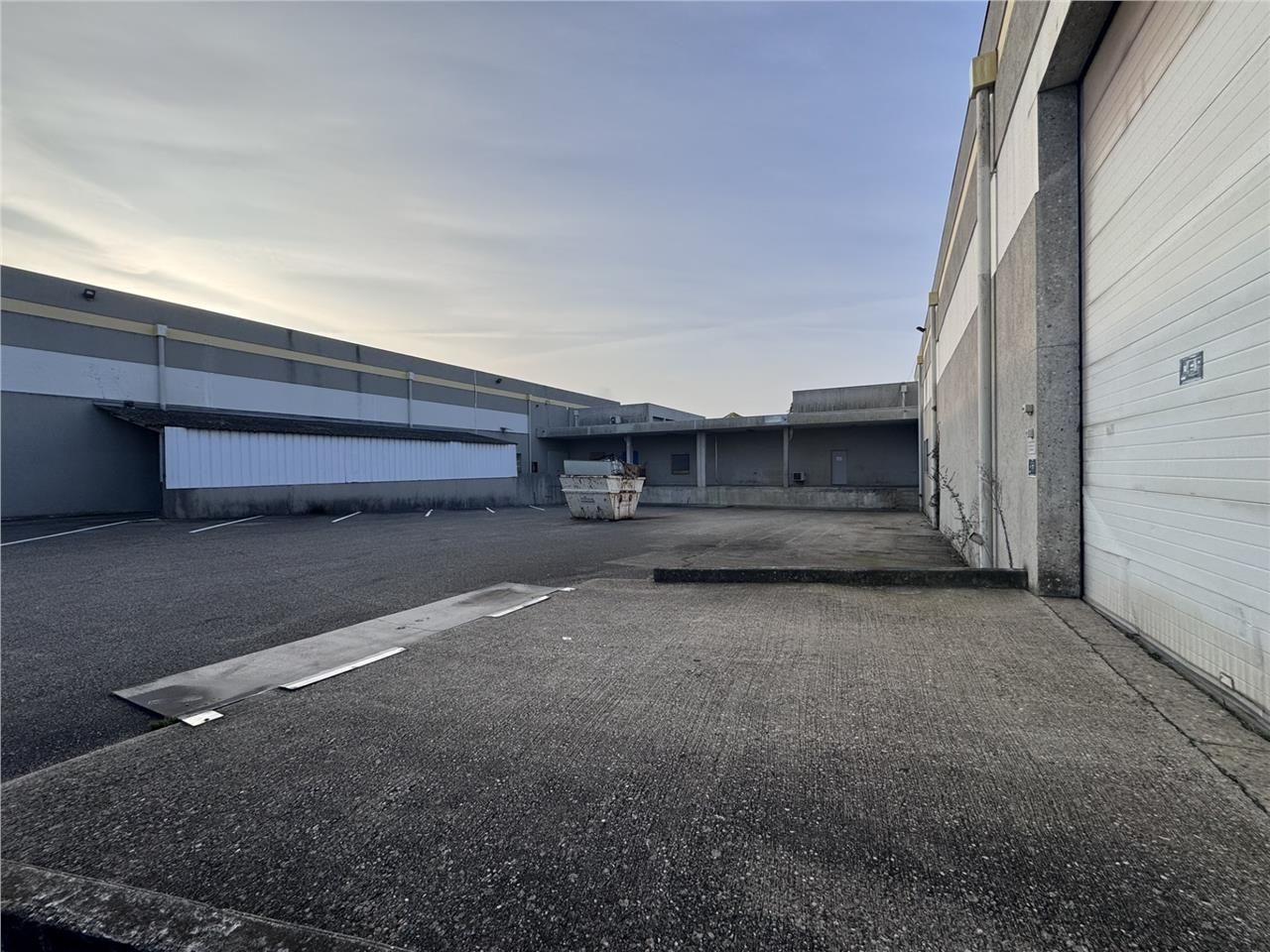 Savills vous propose, sur un axe passant à Miribe