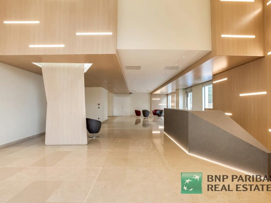 18589.9 m² pour ce bureaux en location à Gennevilliers