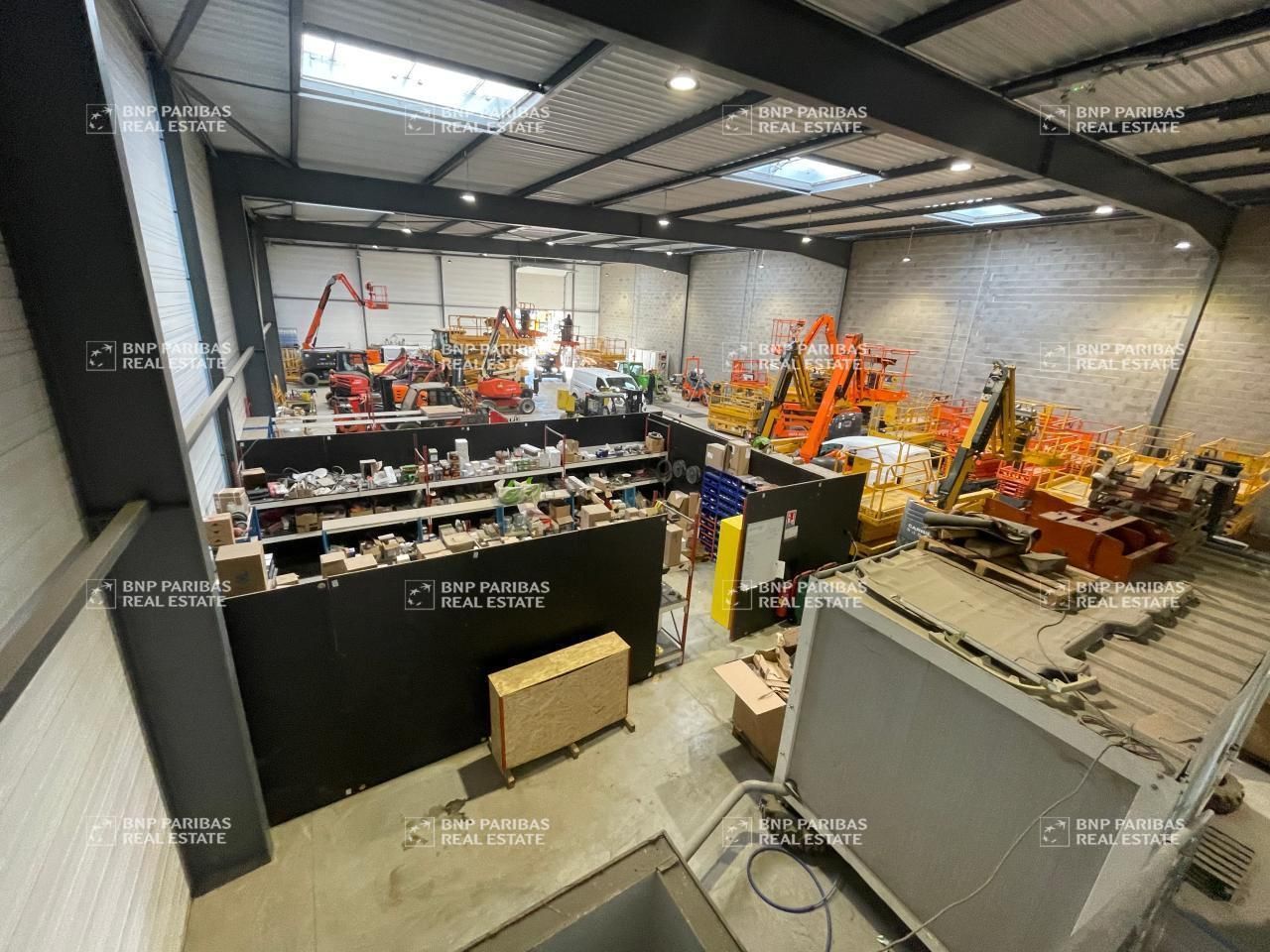 1220 m² pour ce activité en location à Genas