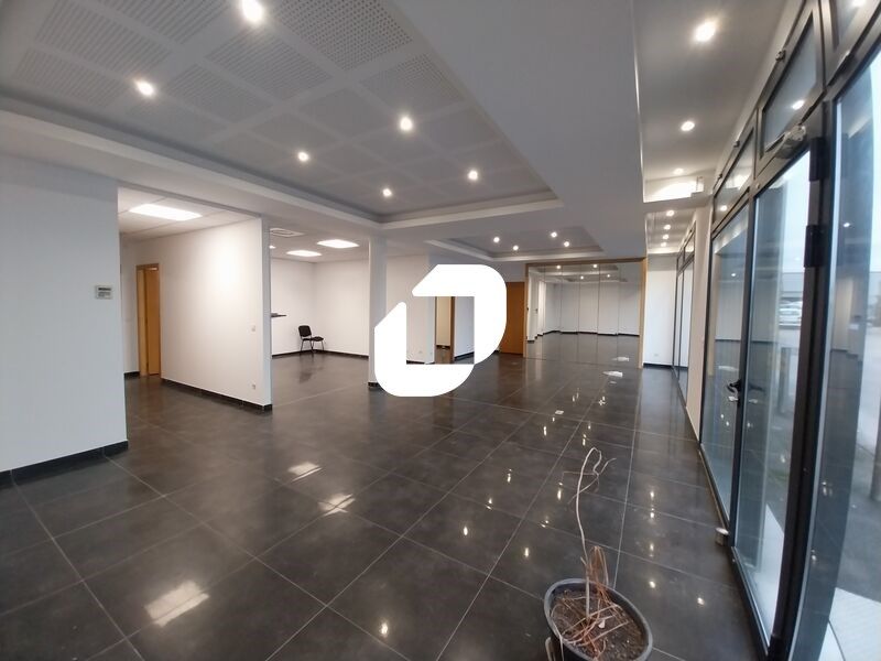 Local commercial disponible à la location avec pa