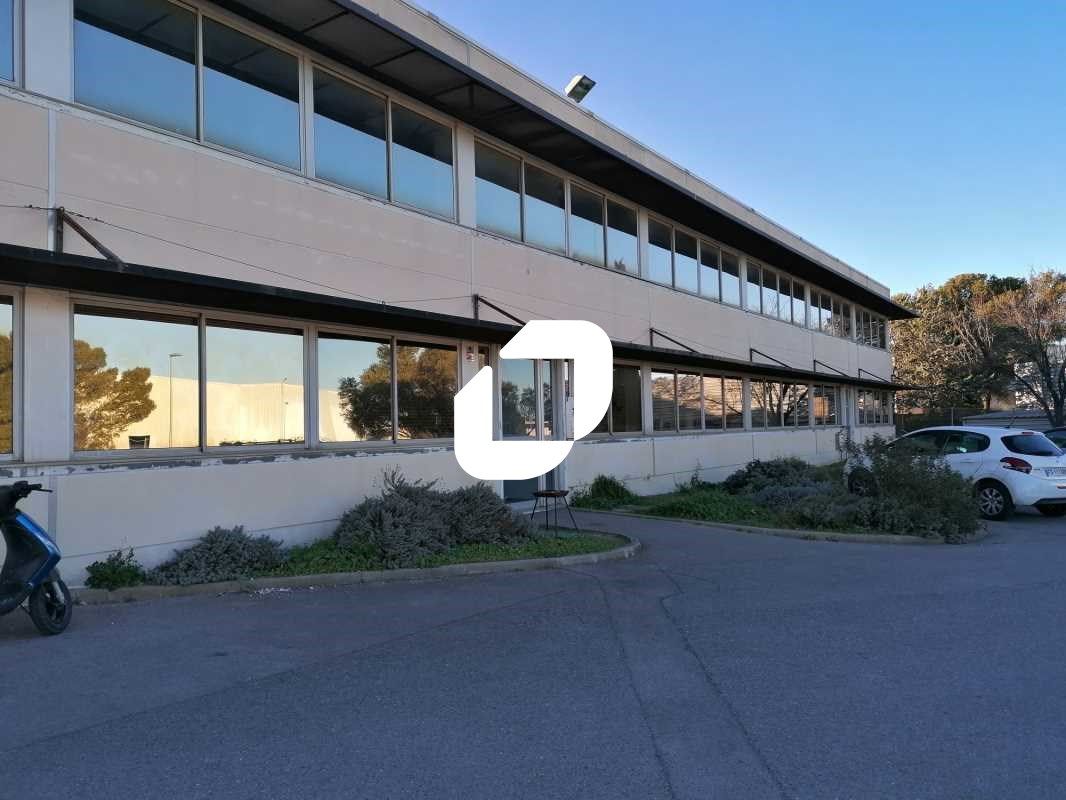 A l'ouest de Montpellier, dans une zone d'activit