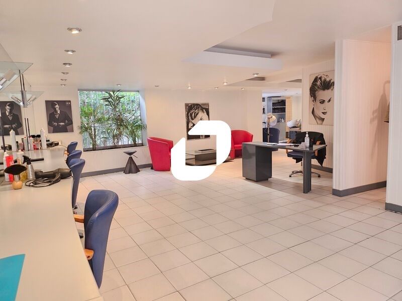 IMMPROVE vous propose ce grand local commercial d