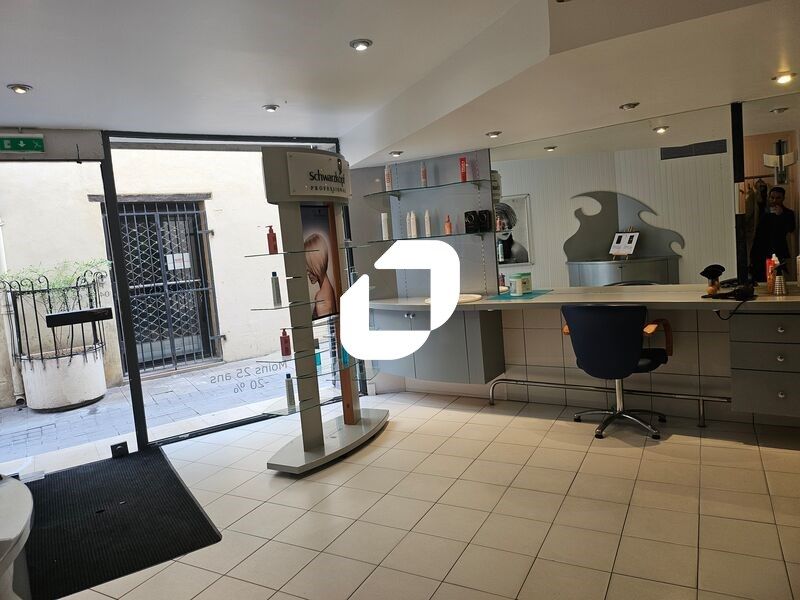 IMMPROVE vous propose ce grand local commercial d