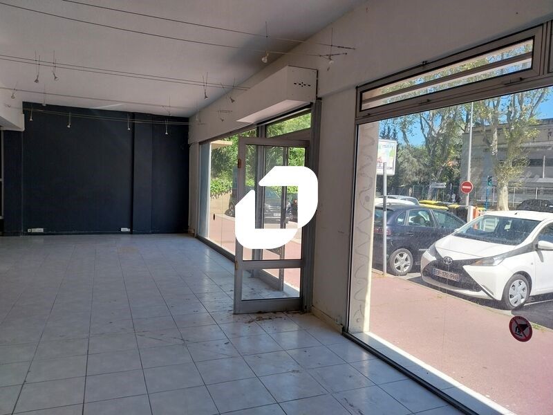 Local commercial avec vitrine et sans droit au ba