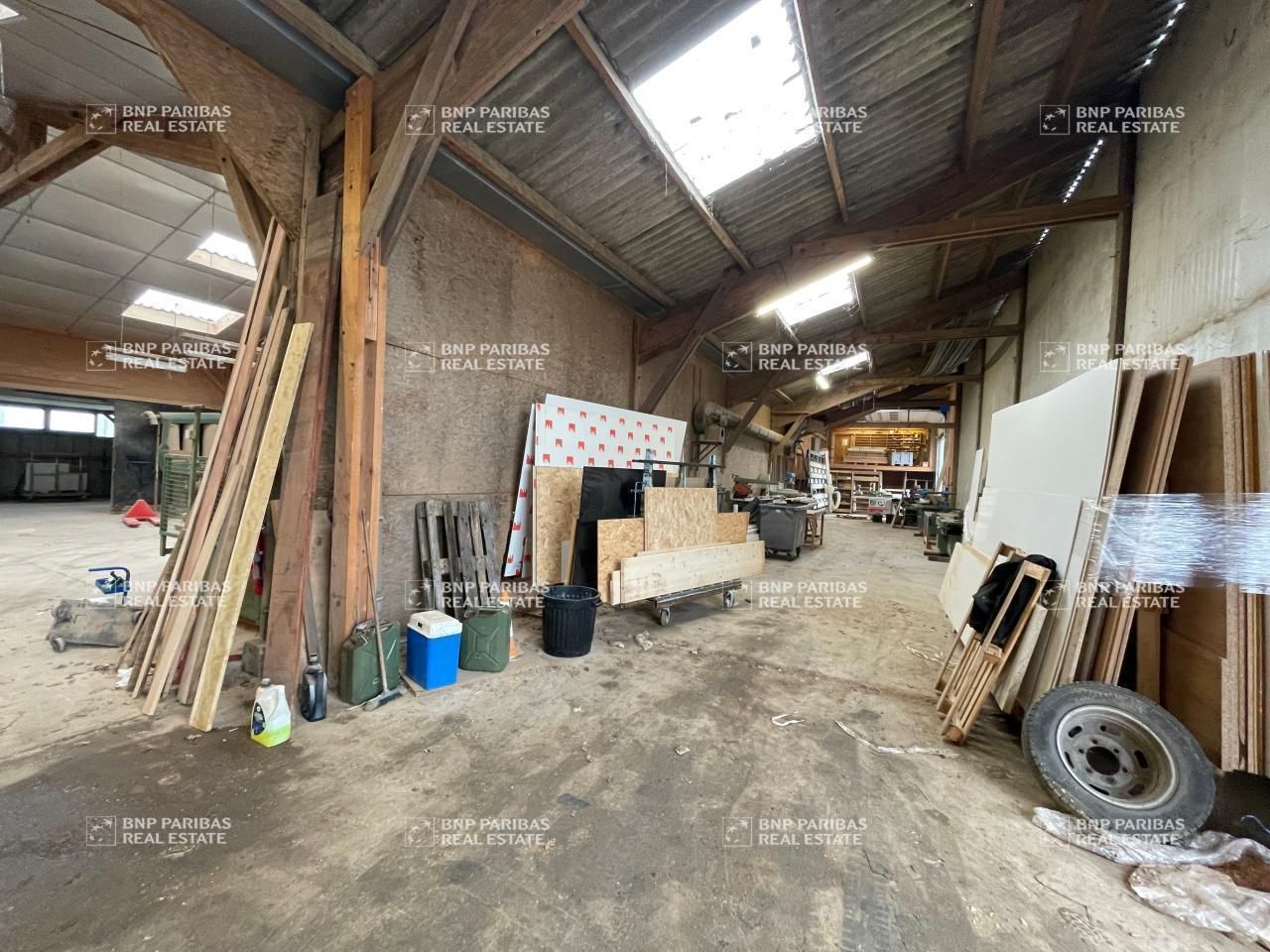 1100 m² pour ce activité en location à Mordelles