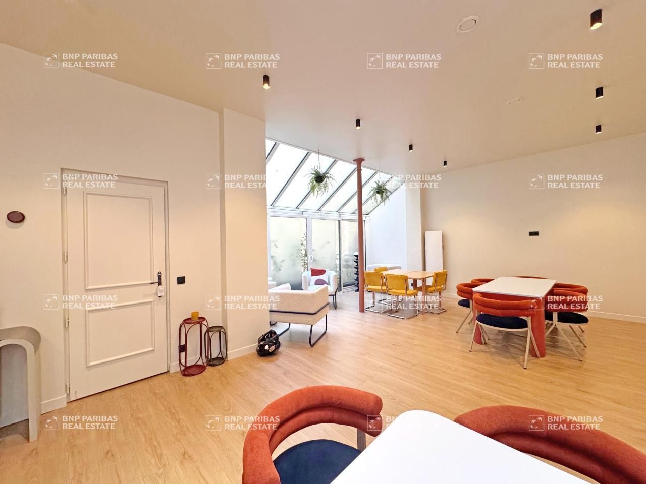 107.1 m² pour ce bureaux en vente à Paris