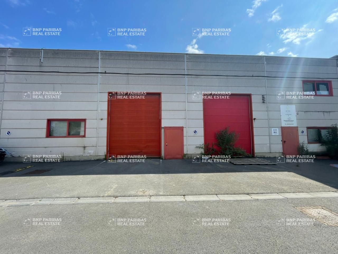 2078 m² pour ce activité en location à Croix