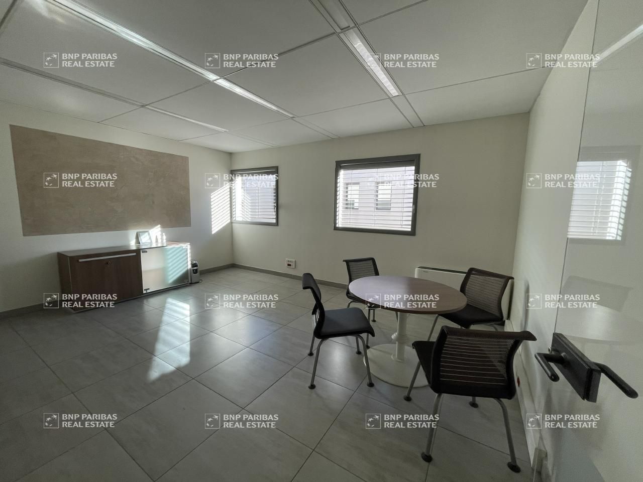 805 m² pour ce bureaux en location à Fréjus