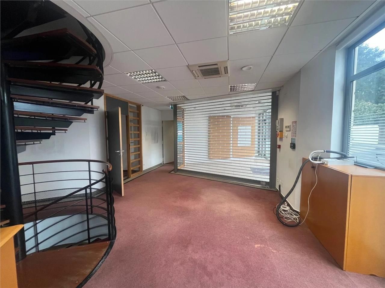 À vendre, murs commerciaux d'environ 196 m², non 