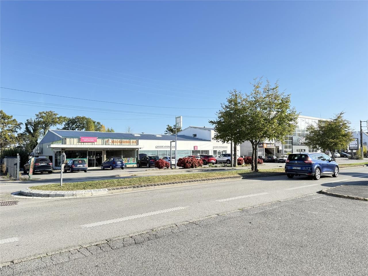 Situé sur un axe à fort passage au coeur d'une zo