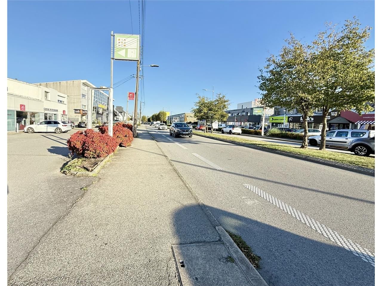 Situé sur un axe à fort passage au coeur d'une zo