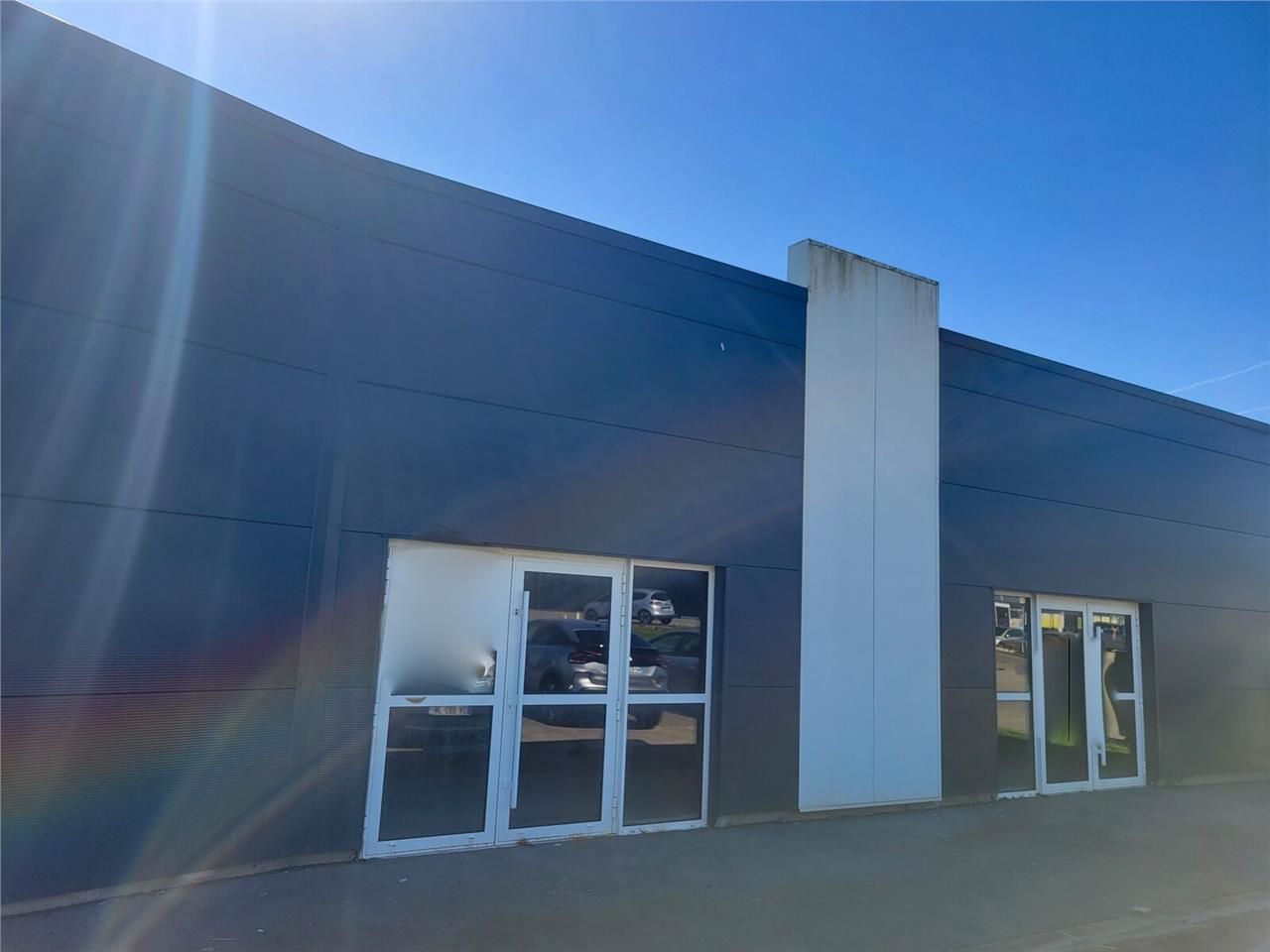 Au coeur de la zone commerciale de Baud, venez vi