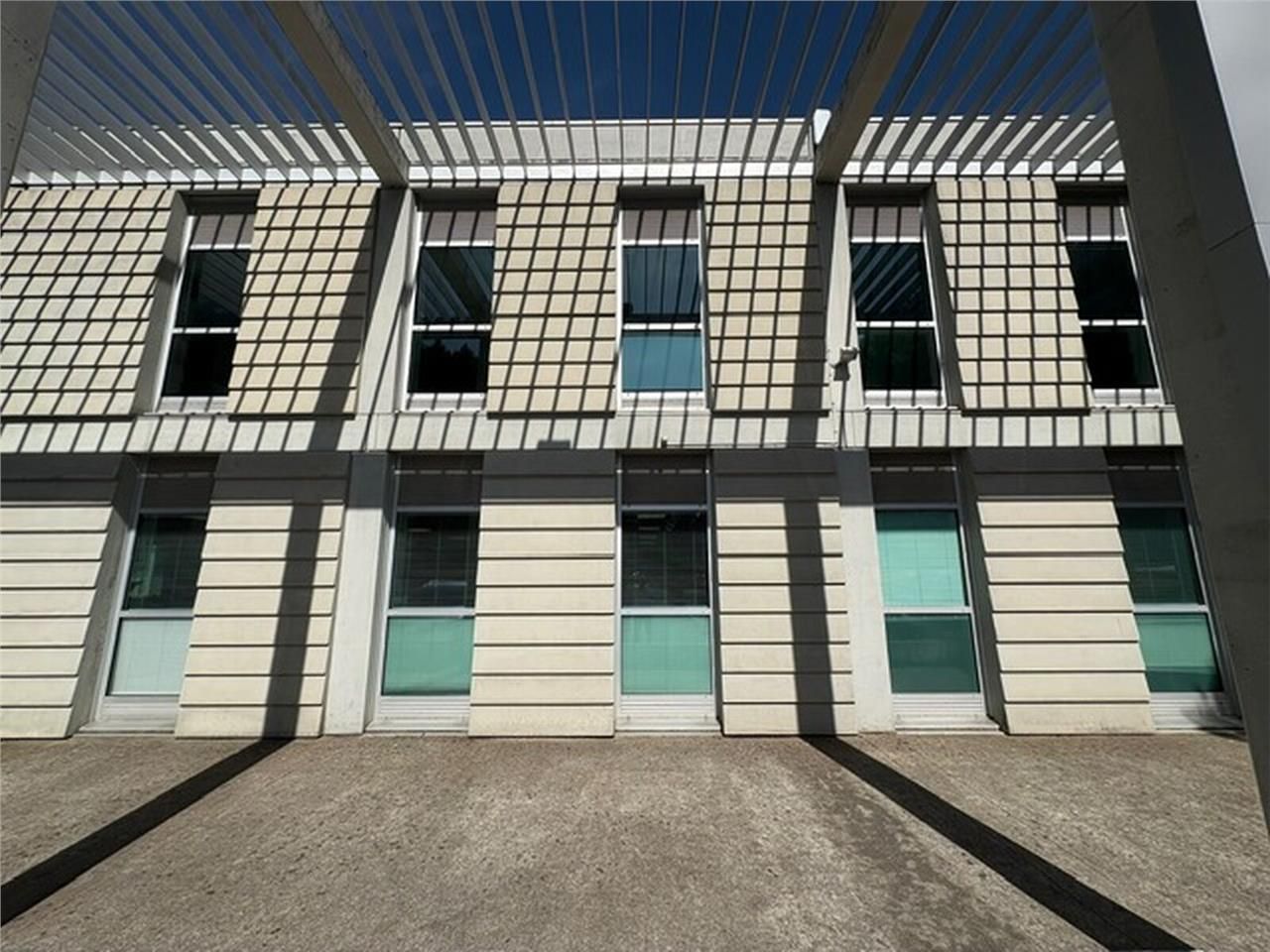 Découvrez cet espace de bureaux aménagé et partie