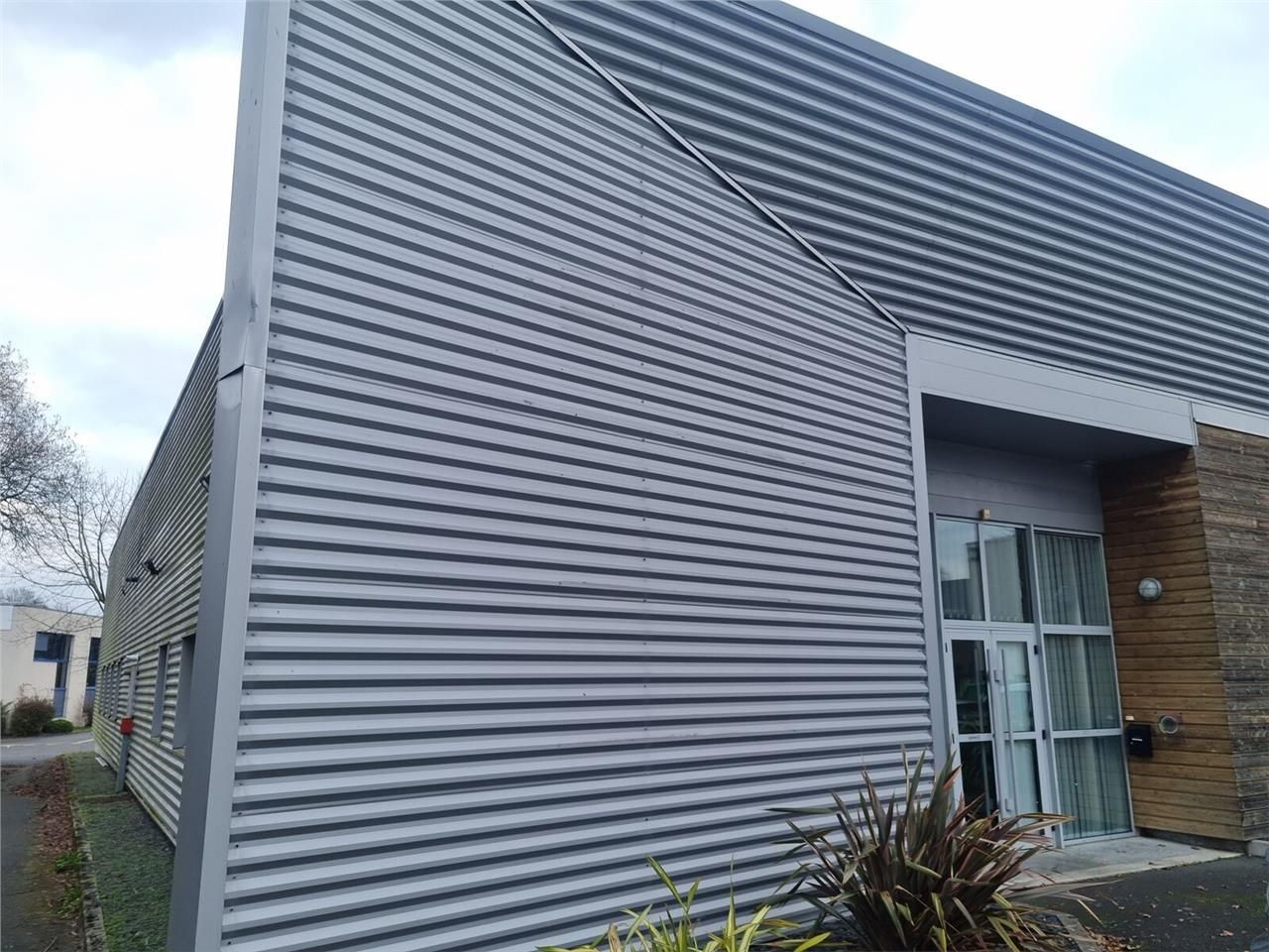 ENTREPOT ET BUREAUX A VENDRE 730 M² LA CHAPELLE S