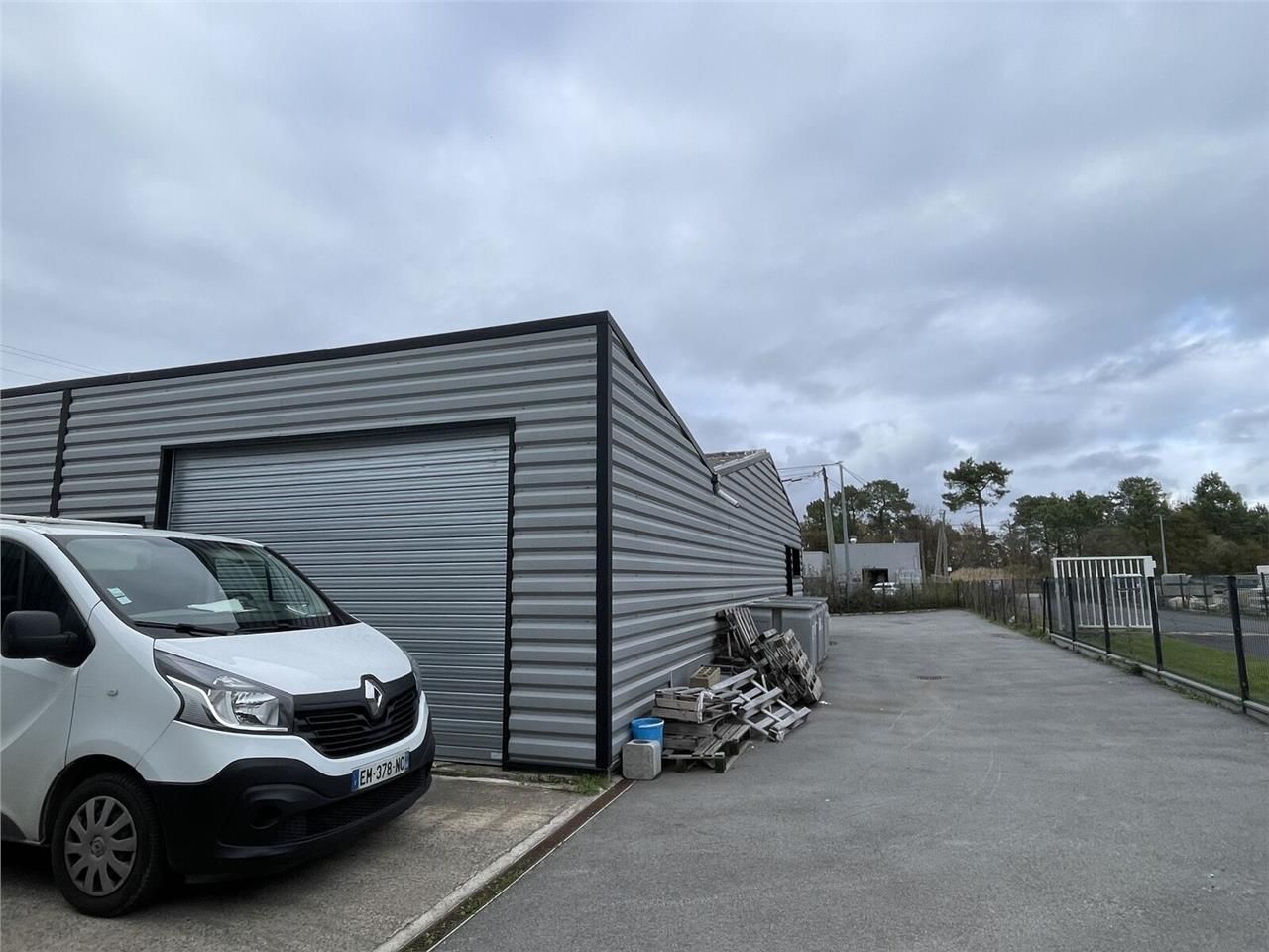 Ce local d'activité est situé au coeur d'une zone