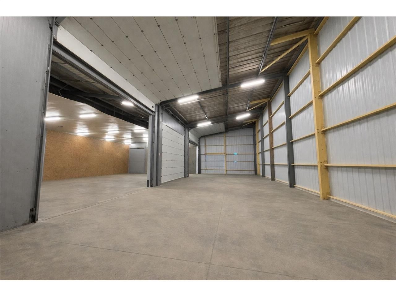 À louer, entrepôt de stockage en bon état, idéale