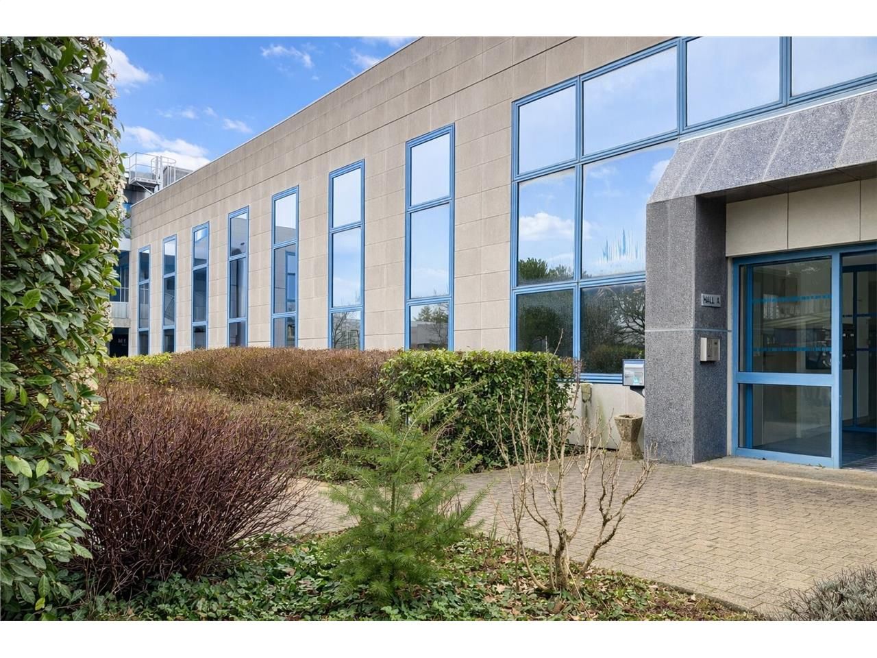 Idéalement situés dans une zone tertiaire prisée,